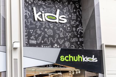 Oxford, İngiltere - 5 Haziran 2024: Westgate Alışveriş Merkezi Oxford 'da çocuk Schuh ayakkabı mağazası.