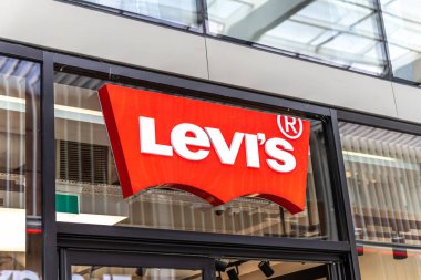 Oxford, İngiltere - 5 Haziran 2024: Red Levis Mağaza işareti logosu.