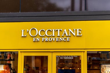 Oxford, İngiltere - 5 Haziran 2024: Westgate Oxford 'daki L Occitane de Provence mağazasında. L 'Occitane Fransa merkezli uluslararası bir vücut, yüz, parfüm ve ev ürünleri perakendecisi.