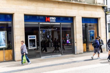 Oxford, İngiltere - 5 Haziran 2024: Queen Street Oxford Metro Bankası. Finans, hesaplar, tasarruflar, krediler, güvenli mevduatlar, yüksek faiz oranları ve iş bankacılığı