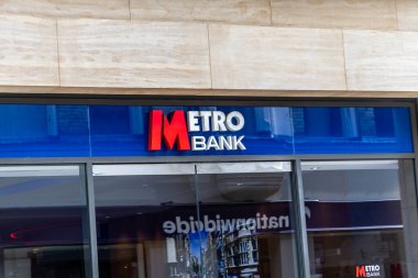 Oxford, İngiltere - 5 Haziran 2024: Queen Street Oxford Metro Bankası. Finans, hesaplar, tasarruflar, krediler, güvenli mevduatlar, yüksek faiz oranları ve iş bankacılığı