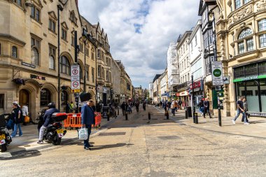 Oxford, İngiltere - 5 Haziran 2024: Oxford City Center. Meşgul Cornmarket Caddesi