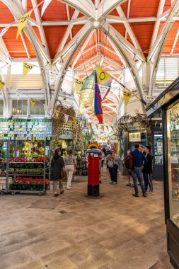 Oxford, İngiltere - 5 Haziran 2024: Oxford, 250. yıldönümü kutlamalarını içeriyordu. Covered Market, Oxford 'da kapalı büyük bir yapıda tezgahları ve dükkanları olan tarihi bir pazardır.