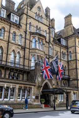 Oxford, İngiltere - 5 Haziran 2024: Macdonald Randolph Oteli Oxford Beaumont Caddesi 'ndeki Graduate Otelleri' nin köşesinde, Magdalen Caddesi 'nin önünde Union Jack bayrakları ile.