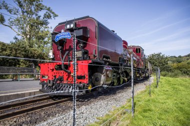 Beddgelert, Wales - 6 Eylül 2023: Welsh Highland Demiryolu Treni Beddgelert Steam Lokomotifi 'nden ayrılıyor..