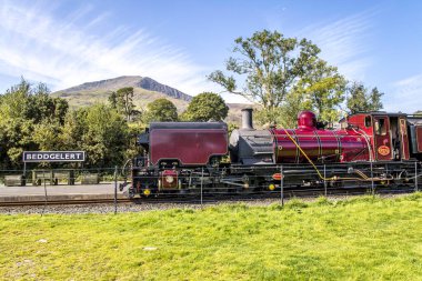 Beddgelert, Wales - 6 Eylül 2023: Welsh Highland Demiryolu Treni Beddgelert Steam Lokomotifi 'nden ayrılıyor..