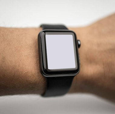 Akıllı saat, yazılacak metin için beyaz boş ekran ile erkek elinde.