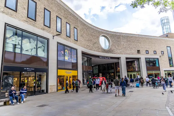 Oxford, İngiltere - 5 Haziran 2024: Westgate Alışveriş Merkezi giriş manzarası