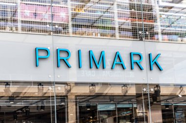 Oxford, İngiltere - 5 Haziran 2024: Westgate Oxford alışveriş merkezindeki Primark taşınmış giyim mağazası tabelası.