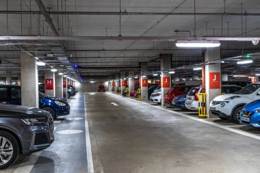 Oxford, İngiltere - 5 Haziran 2024: Westgate alışveriş merkezinin altındaki otopark.
