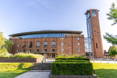 Stratford-upon-Avon, İngiltere - 5 Haziran 2024: Kraliyet Shakespeare Tiyatrosu 'nun ön görüntüsü.