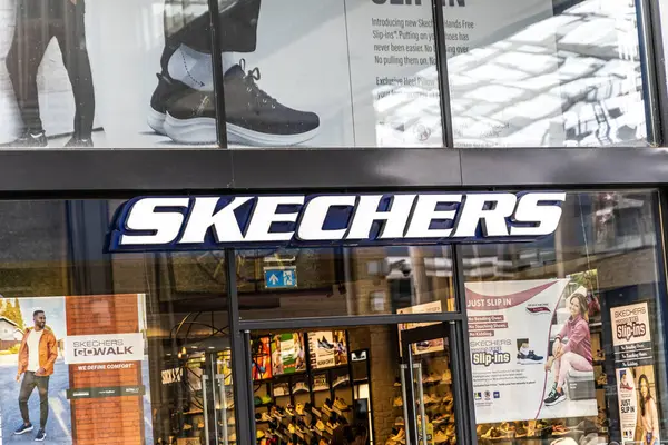 Oxford, İngiltere - 5 Haziran 2024: Skechers mağaza tabelası ve logosu. Ayakkabı markası.