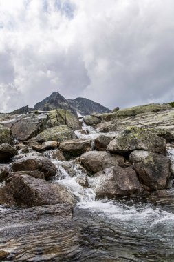Kayalık dağların arasından akan Alman şelalesinin çarpıcı manzarası Ulusal Park Yüksek Tatra, Slovakya, Avrupa