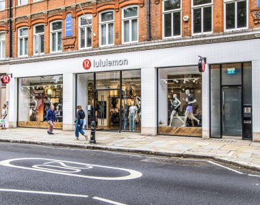 Londra, UK- 6 Ağustos 2023: Chelsea 'de popüler Lululemon perakende mağazası girişi