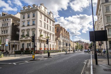 Londra, UK- 19 Ağustos 2023: Pahalı evleri ve restoranları olan Chelsea Liveden Place lüks caddesi.