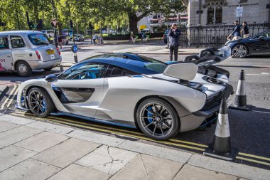 Londra, UK- 19 Ağustos 2023: McLaren Senna Londra Mayfair 'de park edilmiş beyaz ve mavi araba.