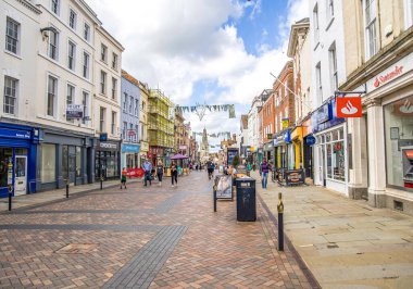 Gloucester, UK- 19 Ağustos 2023: kalabalık Gloucester Westgate caddesi St Nicholas Kilisesi dükkanları ve insanları.