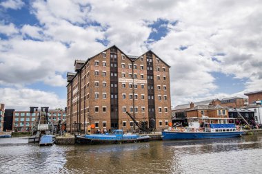 Gloucester, UK- 19 Ağustos 2023: Sharpness Kanalı 'ndaki Gloucester Limanı. Rıhtımda on beş Viktorya dönemi deposu var. Llanthony deposu.