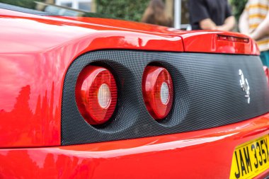Bristol, UK- 23 Ağustos 2023: Etkileyici kırmızı İtalyan Ferrari 360 Modena spor arabası.