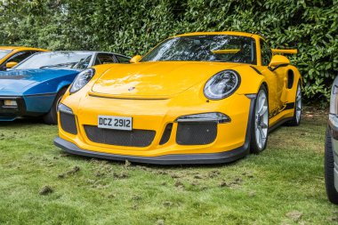 Bristol, UK- 23 Ağustos 2023: Sarı Porsche GT3 RS 991.2 arabanın ön tarafını gösteriyor.