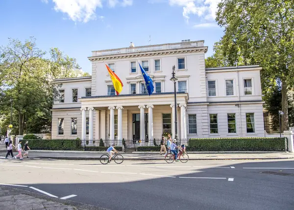 Londra, UK- 19 Ağustos 2023: İspanya ve AB bayrakları Londra 'nın Belgravia ilçesindeki İspanya Büyükelçiliği' ne giriş ve cephe üzerinde dalgalanıyor