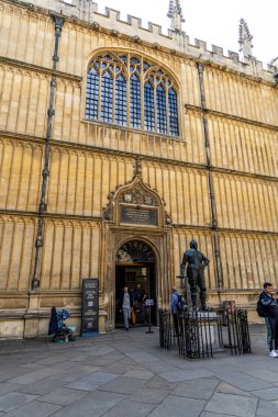 Oxford, İngiltere - 5 Haziran 2024: Eski Bodleian Kütüphanesi girişinin Catte Caddesi 'ndeki büyük kapı. Bodleian Kütüphanesi, Oxford Üniversitesi 'nin ana araştırma kütüphanesidir..