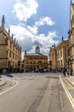 Oxford, İngiltere - 5 Haziran 2024: Broad Caddesi 'ndeki Sheldonian Tiyatrosu ve Bodleian kütüphane binaları.