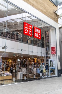 Oxford, İngiltere - 5 Haziran 2024: Westgate alışveriş merkezindeki Uniqlo moda mağazası. Uniqlo Co., Ltd. Japon günlük giyim tasarımcısı, üretici ve perakendecisi.