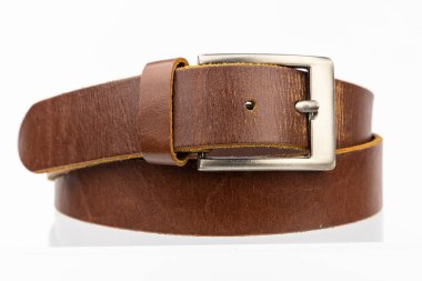 Gerçek doğal deri kemer. Beyaz arka planda deri kahverengi kemer, eski model deri kemer.