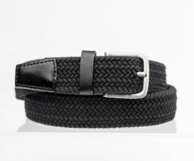 Siyah örülmüş tekstil esneme kemeri beyaza izole edilmiş..