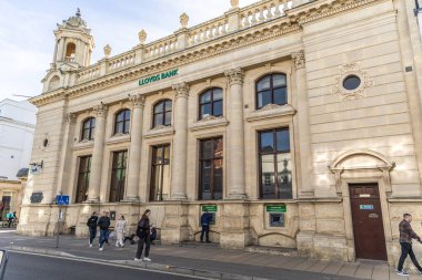 Cheltenham, İngiltere - 15 Ekim 2023: Lloyds Bank binası Rodney Road, Cheltenham şehir merkezi ile kavşakta.