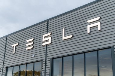 Bristol, İngiltere - 24 Ekim 2023: New Tesla showroom Bristol. Tesla elektrikli araba tasarlayan, üreten ve satan bir Amerikan şirketidir..