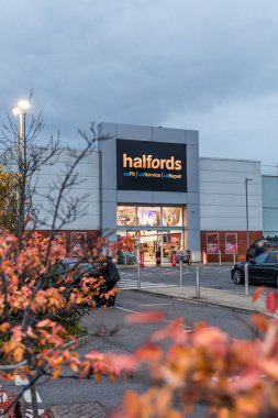 Bristol, İngiltere - 24 Ekim 2023: Cribbs Causeway 'de sonbaharda Halfords Group plc mağazası, İngiliz otomobil parçaları perakendecisi, araba geliştirme, kamp, turne ve bisikletler, 1892 yılında kuruldu.