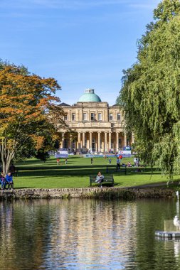 Cheltenham, İngiltere - 15 Ekim 2023 Pittville Pompa Odaları Cheltenham Pittville Parkı.