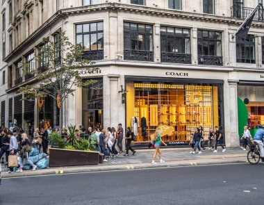 Londra, İngiltere - 14 Eylül 2023: Regent Caddesi 'nde koç tasarımcı dükkanı. COACH bir Amerikan lüks deri eşya şirketidir..
