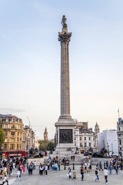 Londra, İngiltere - 14 Eylül 2023: Busy Trafalgar Meydanı Londra 'nın merkezinde bir kamusal alan ve turistik merkezdir.