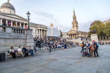 Londra, İngiltere - 14 Eylül 2023: Busy Trafalgar Meydanı Londra 'nın merkezinde bir kamusal alan ve turistik merkezdir.