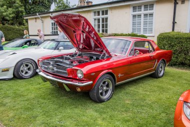 Bristol, UK- 23 Ağustos 2023: Ford Mustang otomobil fuarının klasik birinci nesil versiyonu.