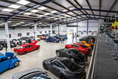 Bradford-on-Avon, UK- 28 Ağustos 2023: Egzotik noktalar ve süper arabalarla dolu Supercar Depolama Birimi.