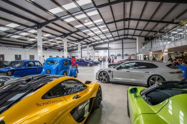 Bradford-on-Avon, UK- 28 Ağustos 2023: Egzotik noktalar ve süper arabalarla dolu Supercar Depolama Birimi.