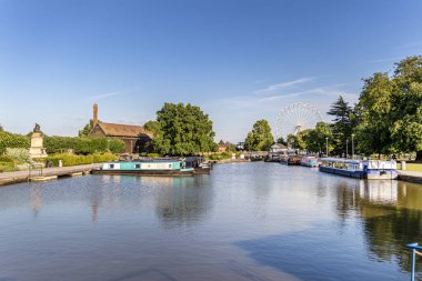 Stratford-upon-Avon, İngiltere - 5 Haziran 2024: Şehir merkezinde botları ve dönme dolabı olan River Avon.
