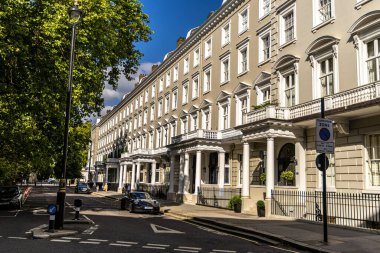 Londra, İngiltere - 22 Haziran 2024: Belgravia ve Kensington bölgelerinde Gürcistan ve Viktorya dönemine ait teraslı evler.