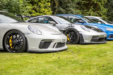 Bristol, UK- 23 Ağustos 2023: Porsche Gri GT3 ve GT3 bir araba yarışmasında yan yana..
