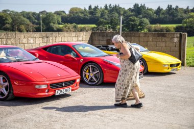 Bradford-on-Avon, UK- 28 Ağustos 2023: Eski lade görünümlü süper arabalar Ferrari 458 355 ve 360.