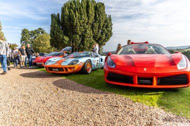 Bristol, İngiltere - 8 Ekim 2023: Ferrari 488 ve Ford GT gibi spor ve süper arabaları arayan insanlarla dolu yoğun bir araba.