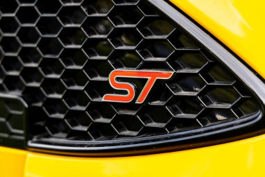 Bristol, İngiltere - 8 Ekim 2023: Sarı Ford Focus ST işareti logosu.