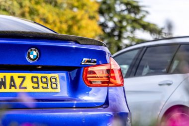 Bristol, İngiltere - 8 Ekim 2023: Mavi BMW M3 bagajda M3 rozetini gösteriyor.
