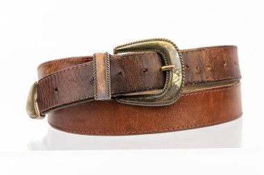 Retro Cowboy Western. Gerçek doğal deri kemer. Beyaz arka planda deri kahverengi kemer, eski model deri kemer..