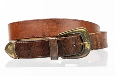 Retro Cowboy Western. Gerçek doğal deri kemer. Beyaz arka planda deri kahverengi kemer, eski model deri kemer..