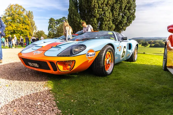 Bristol, İngiltere - 8 Ekim 2023: Gulf Racing Ford GT40 Klasik Otomobil Fuarı sırasında sergileniyor.